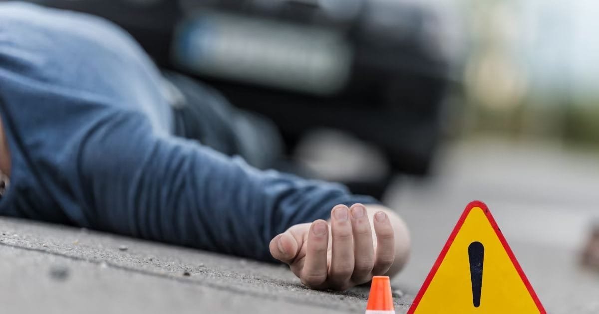 सड़क पर बंट रहा था कंबल, तभी कार वाले ने रौंद दिया, एक को 4KM तक घसीटा