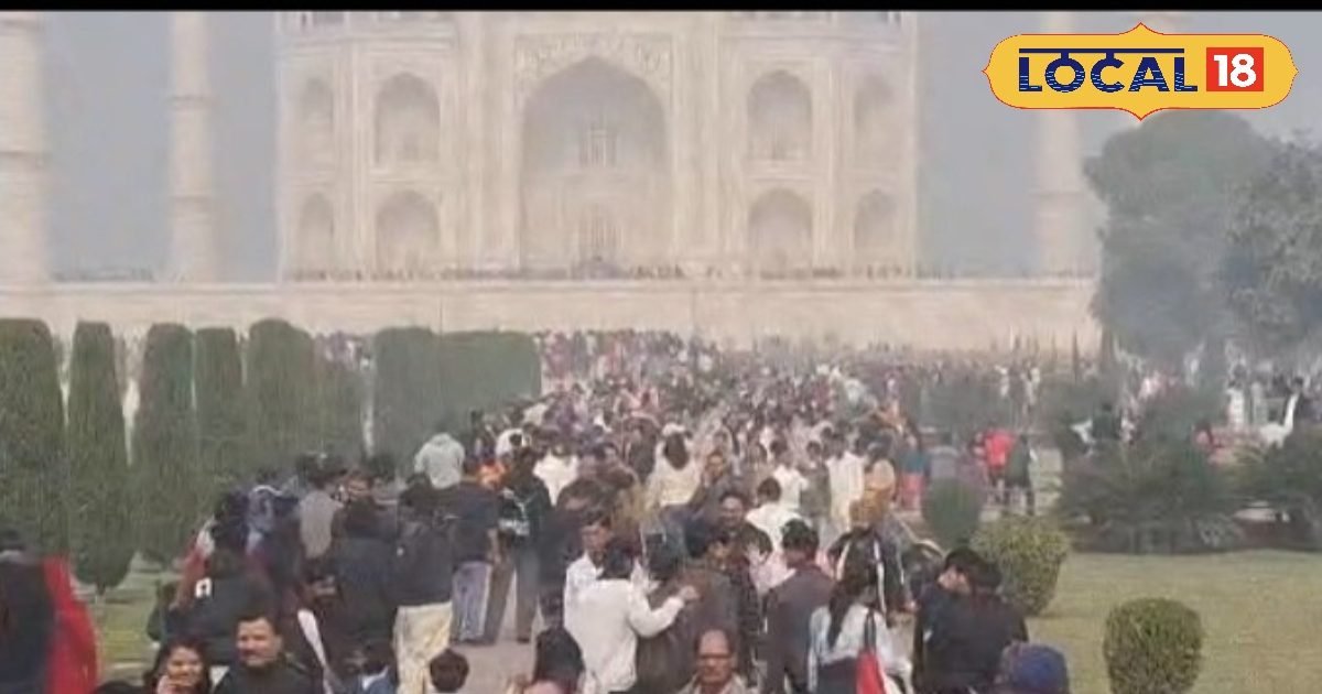 नए साल पर मोहब्बत का दीदार करने पहुंचे हजारों पर्यटक, ताजमहल के बाहर लगी लंबी कतारें