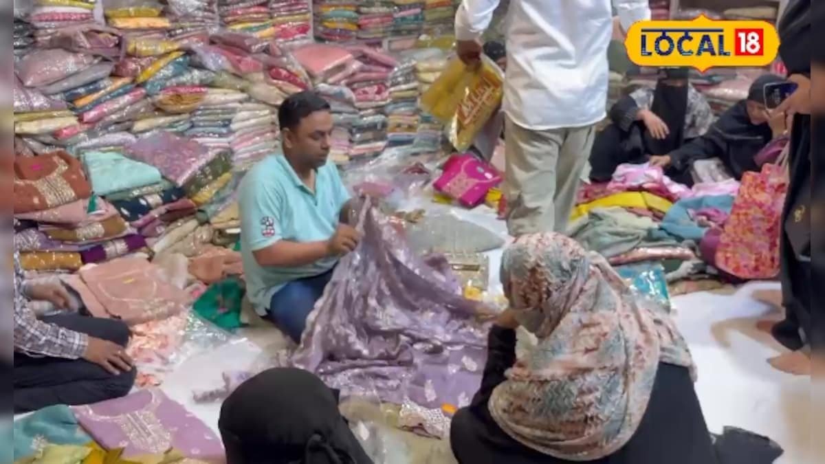 ईद से पहले जौनपुर के बाजारों में रौनक, महिलाओं में पाकिस्तानी सूट का क्रेज