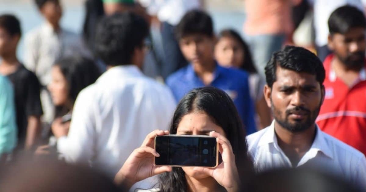 अस्सी घाट पर छीन लिया था फोन, लड़की पहुंच गई चोर के घर, बोली- मेरा मोबाइल यहीं है