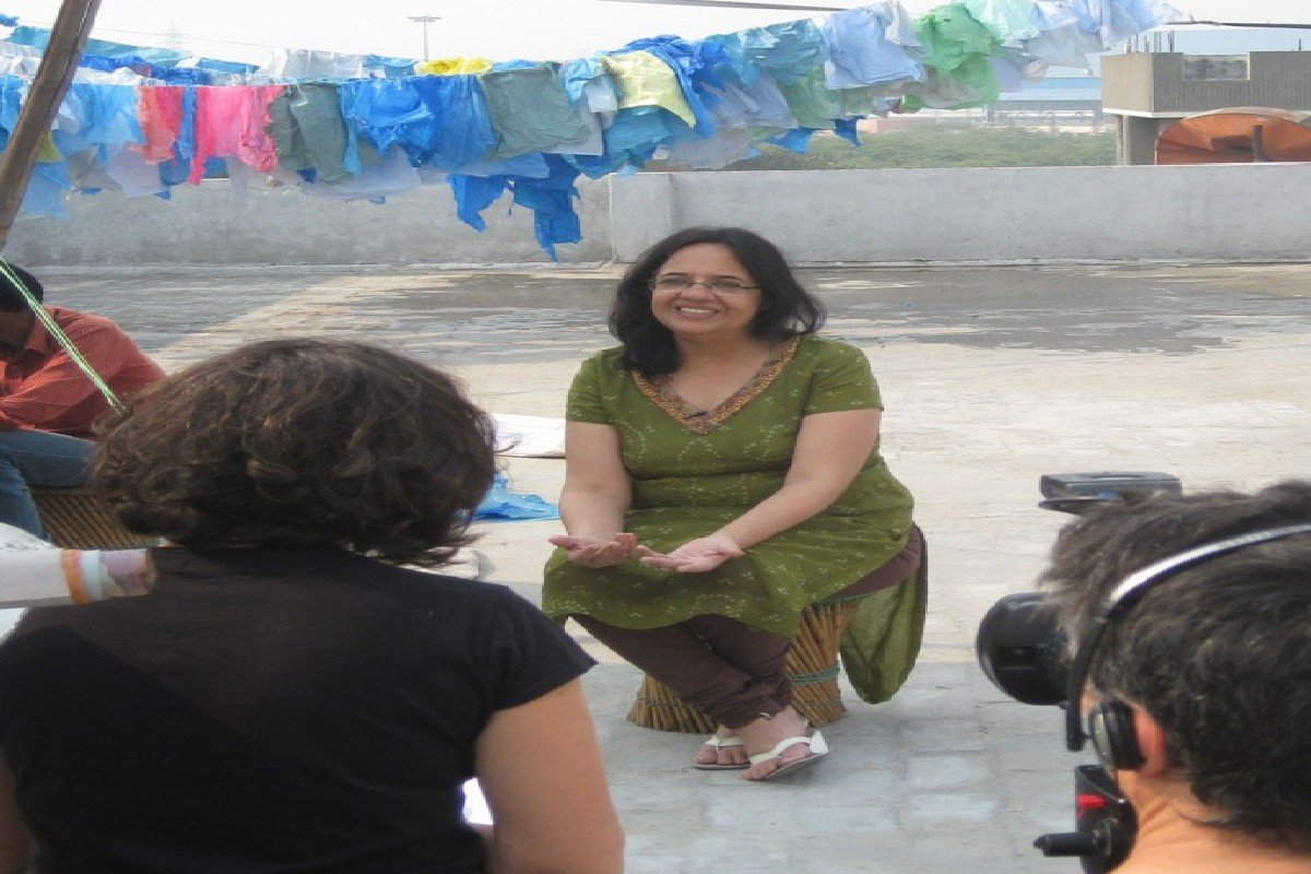 Success Story : कचरा बीनने वालों के साथ काम कर कचरे से हैंडबैग बनाए, आज 100 करोड़ का टर्नओवर