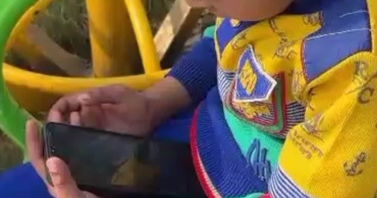 गजब का है यह बच्चा, मोबाइल ले लेने पर देता है गाली, नींद में भी चाहिए होता है उसको फोन