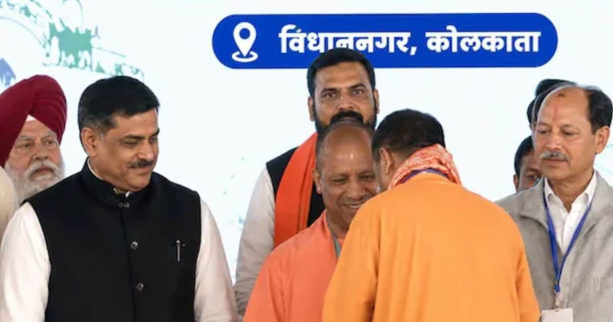 बंगाल CM बनते ही सुवेंदु पहुंचे सीएम योगी के पास, मिला ऐसा उपहार, जोड़ लिए हाथ