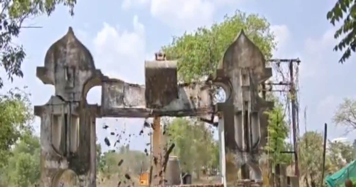 मुरादाबाद में मदरसे पर चला बुलडोजर, हाईकोर्ट के फैसले के बाद बड़ी कार्रवाई