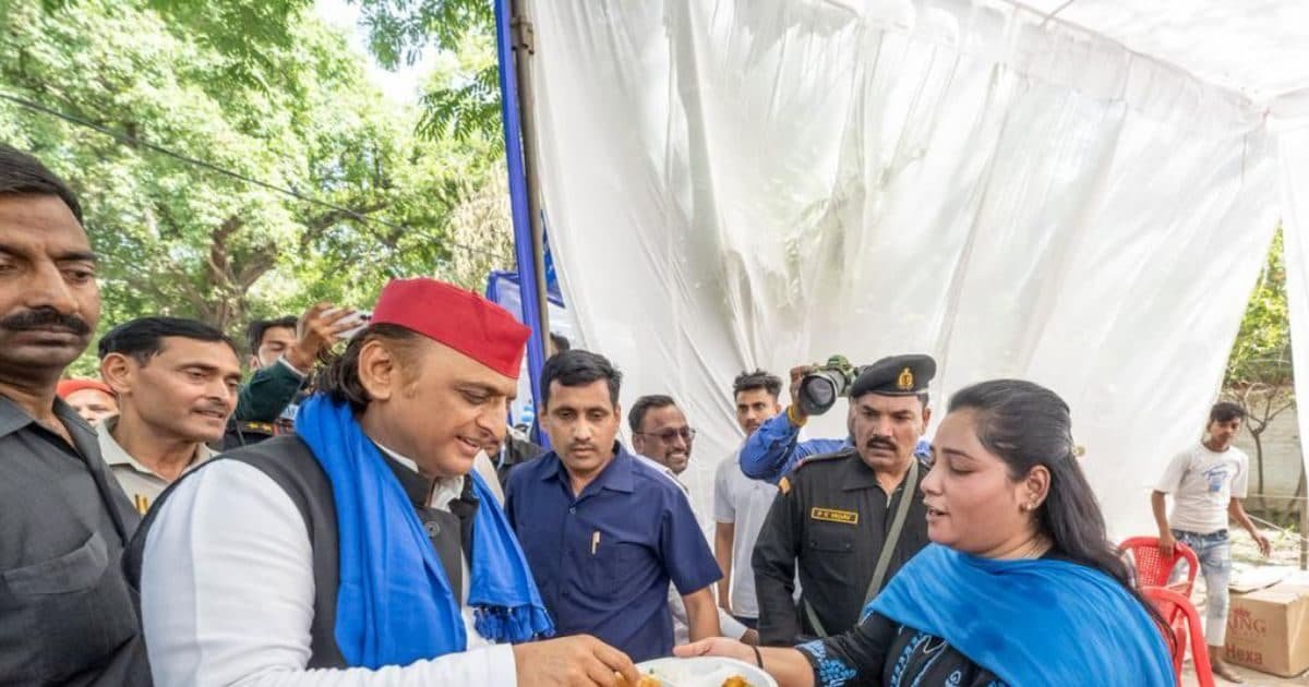 ‘अखिलेश को पूड़ी खिलाने की सजा, पिता का डिमोशन’, लखनऊ में सपा ऑफिस पहुंची दलित युवती