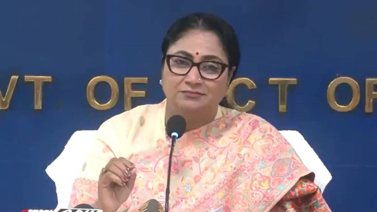 Delhi: CM रेखा गुप्ता ने दिल्ली में नई इलेक्ट्रिक व्हीकल पॉलिसी का किया ऐलान, 1 जुलाई से होगी लागू, लोगों को 15000 करोड़ का होगा लाभ