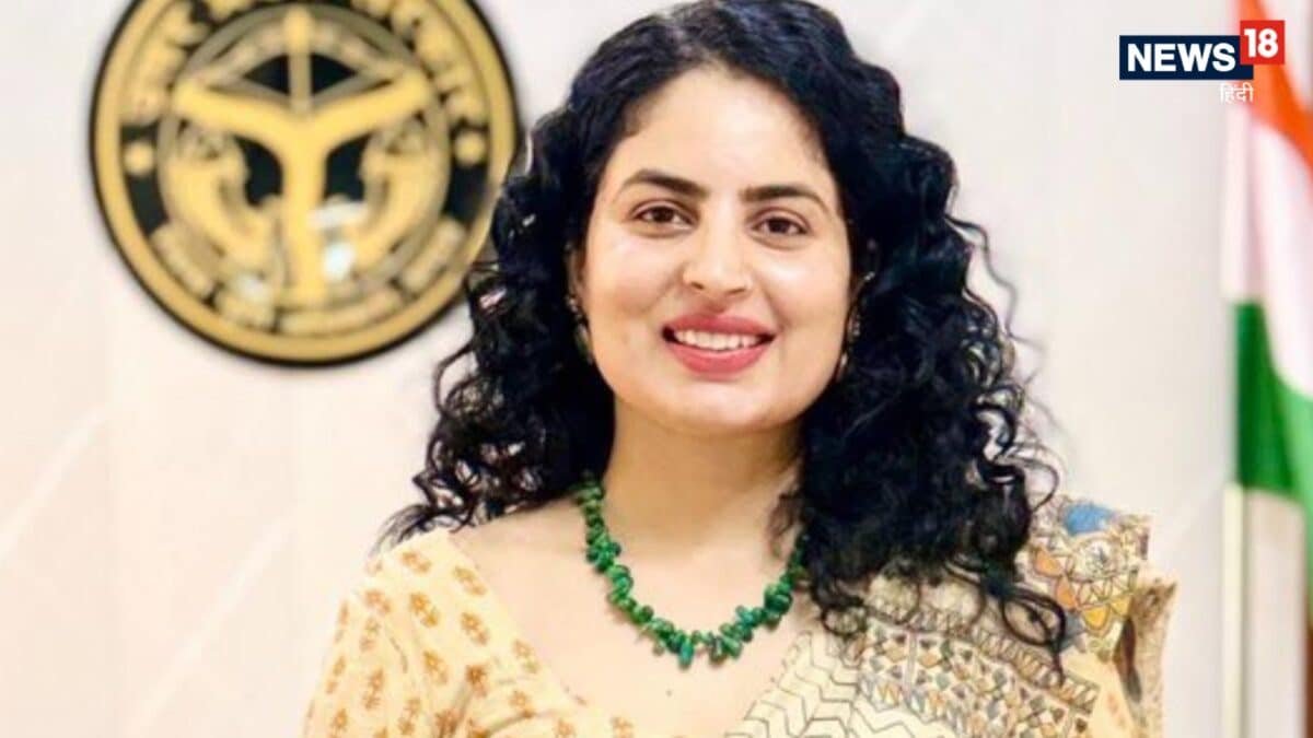 कौन हैं PCS अफसर सीमा चौधरी, जिन्होंने बिना बताए मां के खाते में भेजे 15 लाख