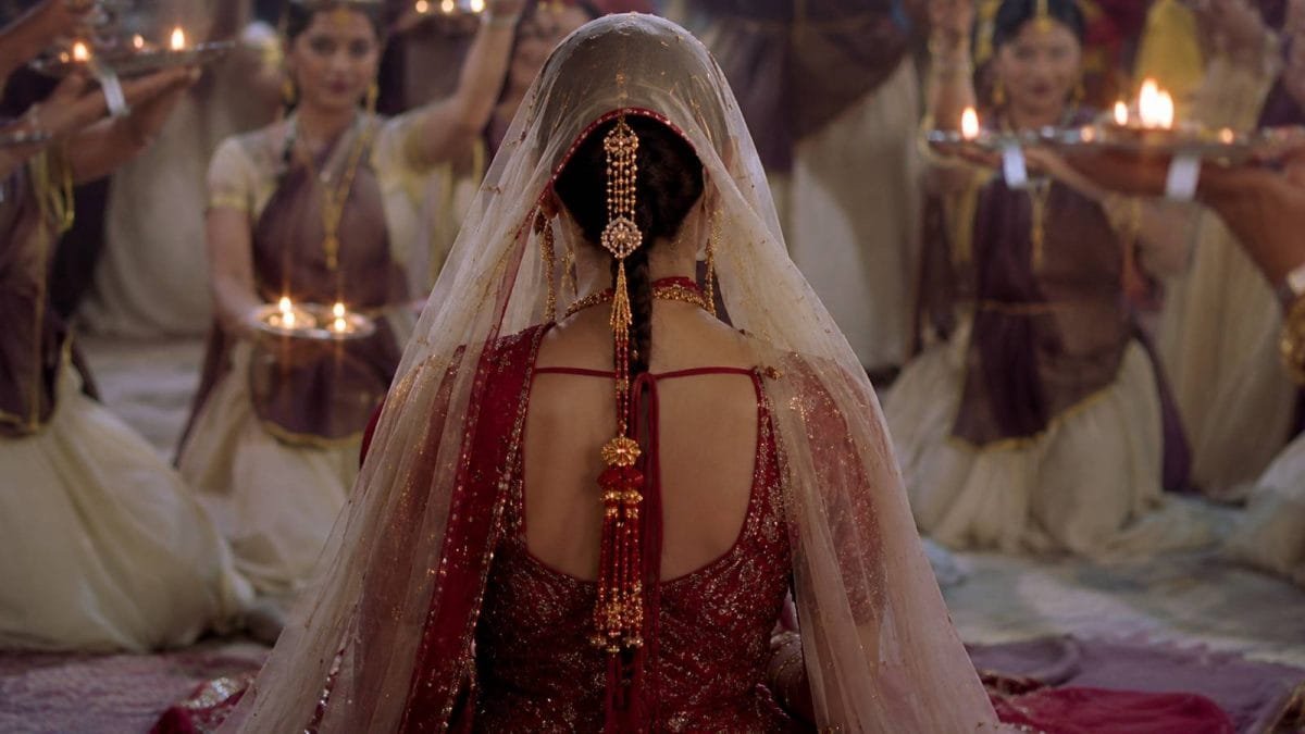 बॉलीवुड की वो संस्कारी ‘भाभी’, जिसने बार डांसर का रोल निभाकर मचाया था तहलका