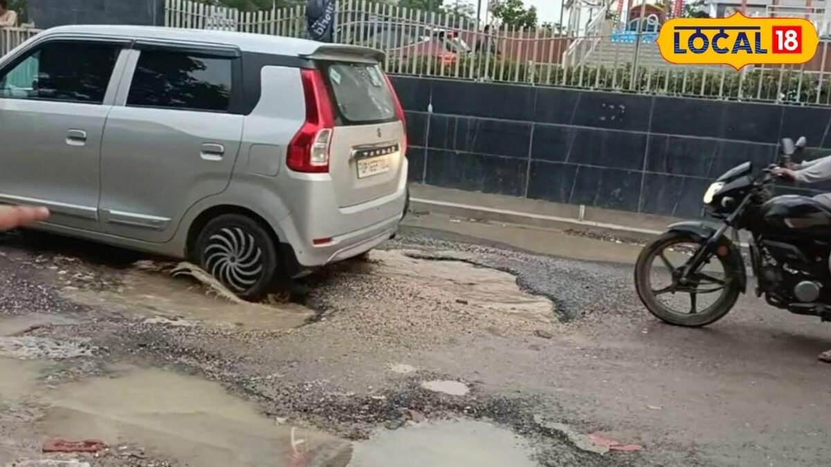 ‘सड़क टूटी, घरों में आ रहा गंदा पानी’, ग्रेटर नोएडा के अल्फा-2 में हालत इतने खराब