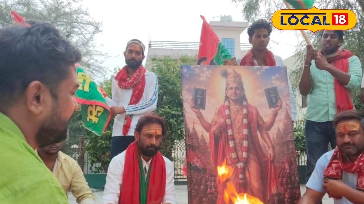 कृष्ण स्वरूप में नजर आए अखिलेश यादव, हाथ में संविधान लेकर दिया राजनीतिक संदेश