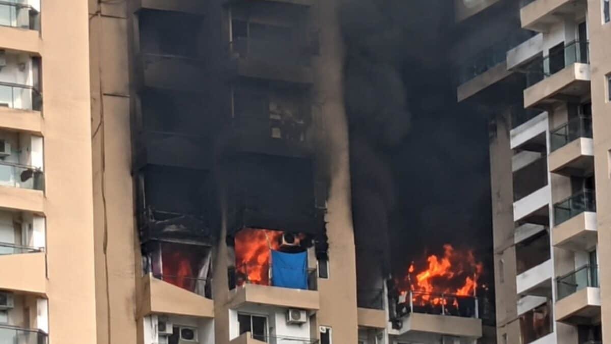 जिंदा जलने से बचना है? तो इस सर्टिफिकेट के बिना न लें फ्लैट का पजेशन