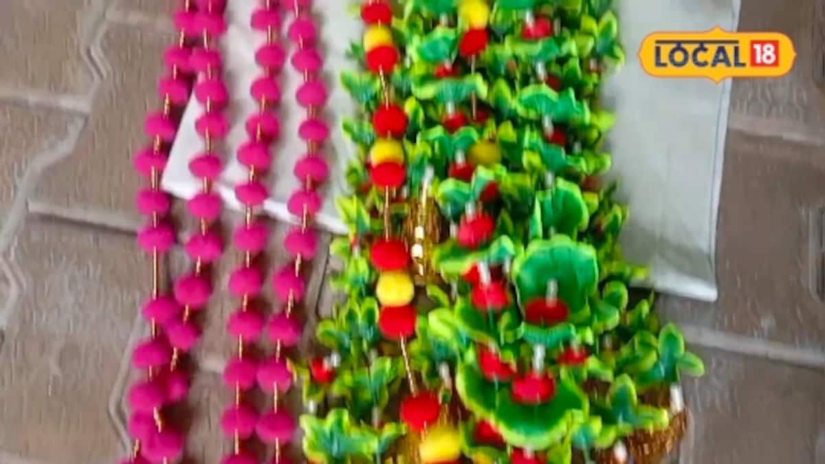 चूल्हा-चौका छोड़ शुरू किया फूलों की माला का काम, अब लाखों कमा रहीं मुरादाबाद की महिलाएं