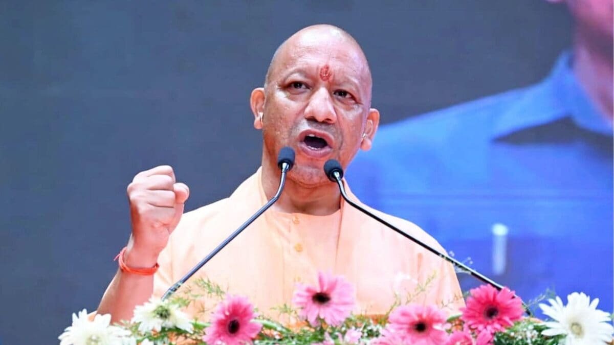 मिशन 2027: ‘फ्री बस’ और ‘डबल स्टाइपेंड’ से सजेगा योगी का ताज, समझें समीकरण
