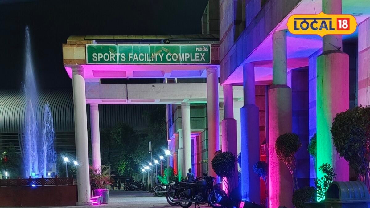 दिन की रोशनी में ट्रैफिक की किचकिच, रात होते ही जगमगा उठता है नोएडा, Photos