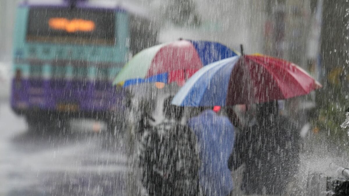 लखनऊ, झांसी, वाराणसी, नोएडा सहित 33 जिलों में बारिश और वज्रपात को लेकर अलर्ट