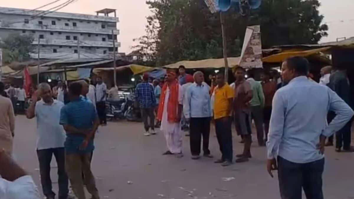 भदोही में दुर्गा विसर्जन जुलूस में पटाखों का धमाका, 6 से अधिक लोग झुलसे