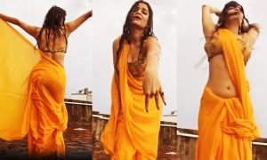 ‘काटे नहीं कटते…’ गाने पर लड़की ने भीगते हुए छत पर लचकाई कमर, आखिरी सीन न करें मिस
