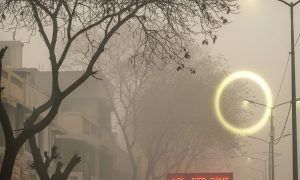 Ghaziabad Air Pollution: गाजियाबाद में ठंड, कोहरा और प्रदूषण का ट्रिपल अटैक, AQI फिर बिगड़ा, वसुंधरा रेड जोन में