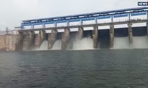 हमीरपुर में करोड़ों खर्च, फिर भी मौदहा बांध के फाटक बंद कराने में अफसरों के छूटे पसीने