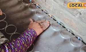 टेढ़ी चूड़ियों को सीधा करने के लिए कारीगर करते हैं झलाई, 8 रुपये प्रति तोड़ा मिलती है मजदूरी