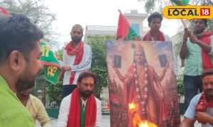 कृष्ण स्वरूप में नजर आए अखिलेश यादव, हाथ में संविधान लेकर दिया राजनीतिक संदेश