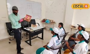फिरोजाबाद में गाय के गोबर से मूर्तियां बनाने की महिलाओं को दी जा रही फ्री ट्रेनिंग