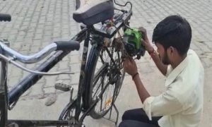 OMG! 10वीं के छात्र ने महज 3000 रुपये के कबाड़ से बना डाली बाइक, 1 लीटर पेट्रोल में कराती है 120KM का सफर