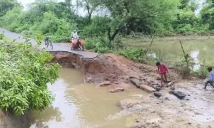 महोबा: कीरत-कल्याण सागर के उफान में बही सड़क, घरों में भरा पानी, ग्रामीण बेबस