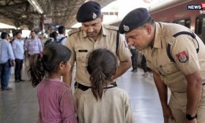 स्टेशन पर घूम रही थीं 2 बच्चियां, GRP ने पूछा- कौन हो? सुन रोने लगीं