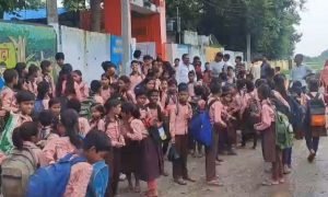 बिस्किट का लालच देकर बच्चों से करा रहे प्रदर्शन, अल्फा का प्रोटेस्ट या साजिश?
