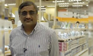दादा संग साड़ियां बेच बिजनेस सीख खड़ा किया करोड़ों का बिजनेस एंपायर, अब कर्ज़ संकट में फंसी कंपनी