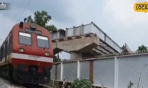डेडलाइन खत्म…अधर में लटका संजीत नाका ओवरब्रिज का काम, जान हथैली में रख पटरी पार कर रहे लोग