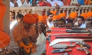 मेज पर रखें 500 से ज्यादा असलहे, कुंडा में राजा भैया की भव्य शस्त्र पूजा