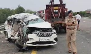 आगरा-लखनऊ एक्सप्रेसवे पर दर्दनाक हादसा, 5 लोगों की मौत, तेज रफ्तार बस कार को