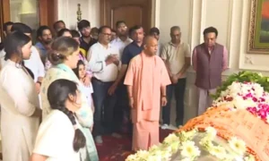 Prateek Yadav Death: प्रतीक यादव के घर पहुंचे CM योगी, अखिलेश यादव के भाई को दी श्रद्धांजलि, जानिए अबतक कौन-कौन नेता पहुंचे