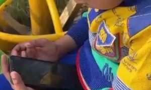 गजब का है यह बच्चा, मोबाइल ले लेने पर देता है गाली, नींद में भी चाहिए होता है उसको फोन