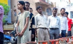 LPG गैस की कालाबाजारी पर प्रशासन सख्त, सीतापुर में छापेमारी, 10 सिलेंडर बरामद