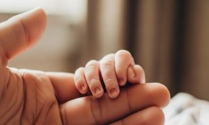 मां की एक गलती से चली गई नन्हे शिशु की जान, कहीं आप भी तो बच्चे को ऐसे नहीं ओढ़ाते रजाई? सावधान हो जाएं